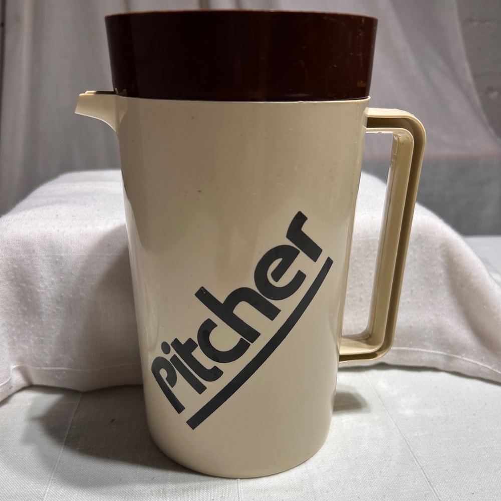1970’s Plastic Pitcher With 3 Cups VTG